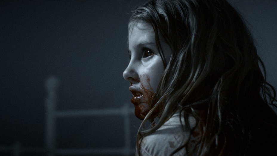 Ein weiblicher Zombie in "What We Become"