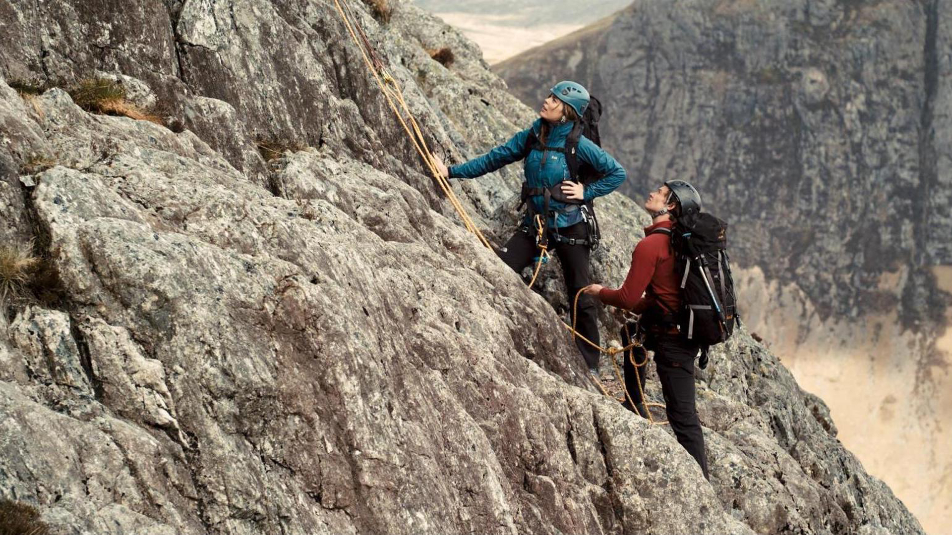 TODESFALLE HIGHLANDS (A LONELY PLACE TO DIE): Melissa George klettert einen Berg hoch.