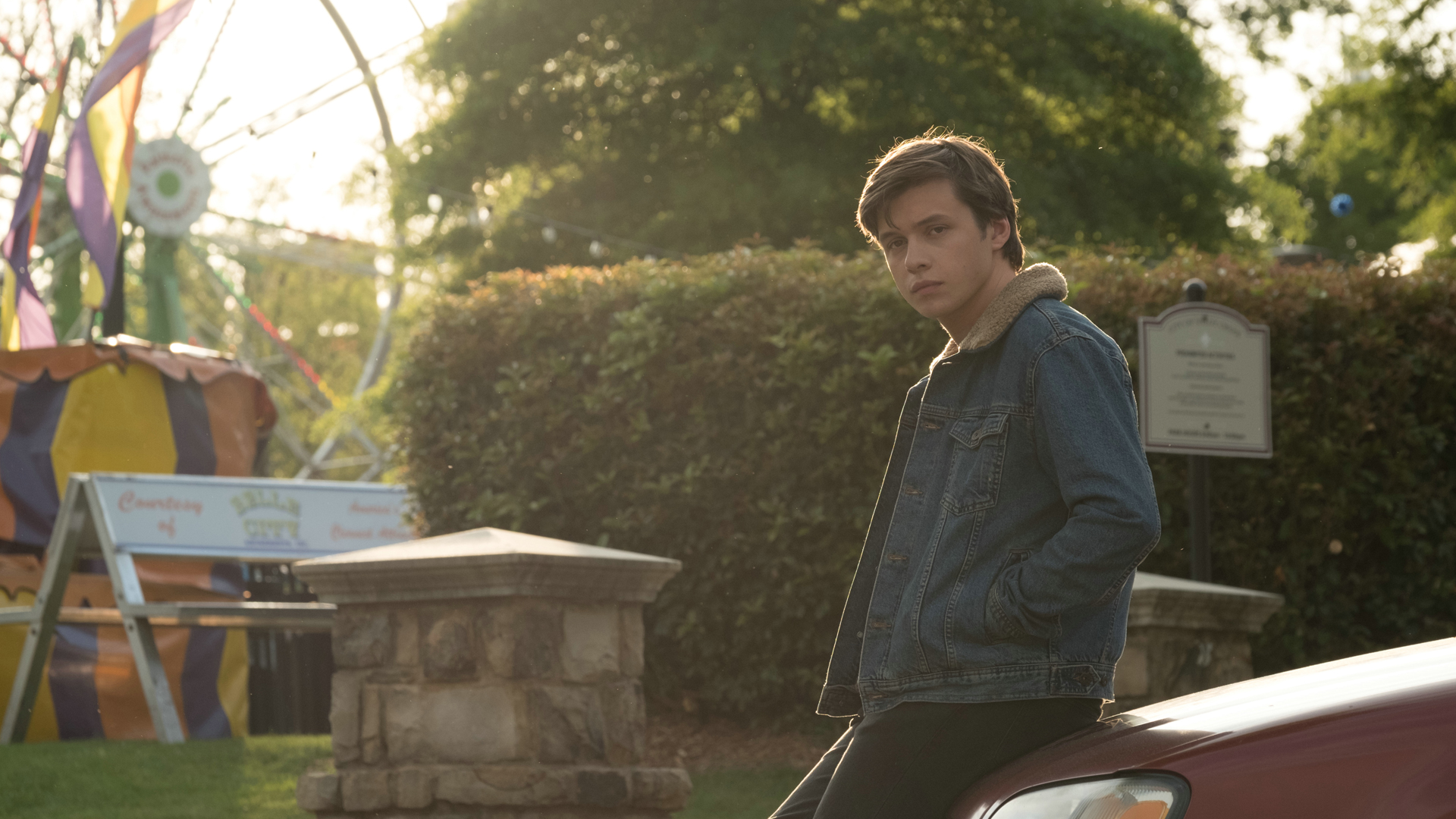 LOVE, SIMON: Der 17-jährige Simon (Nick Robinson) steht in einem Garten und denkt nach.