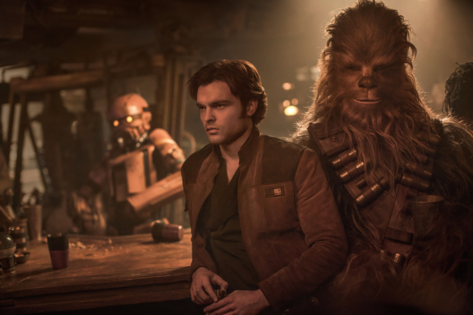 Szenenbild aus SOLO – A STAR WARS STORY: Han Solo und Chewbacca lehnen an einer Bartheke. Elmar Biebl fragt: Gibt es eine Zukunft für STAR WARS?