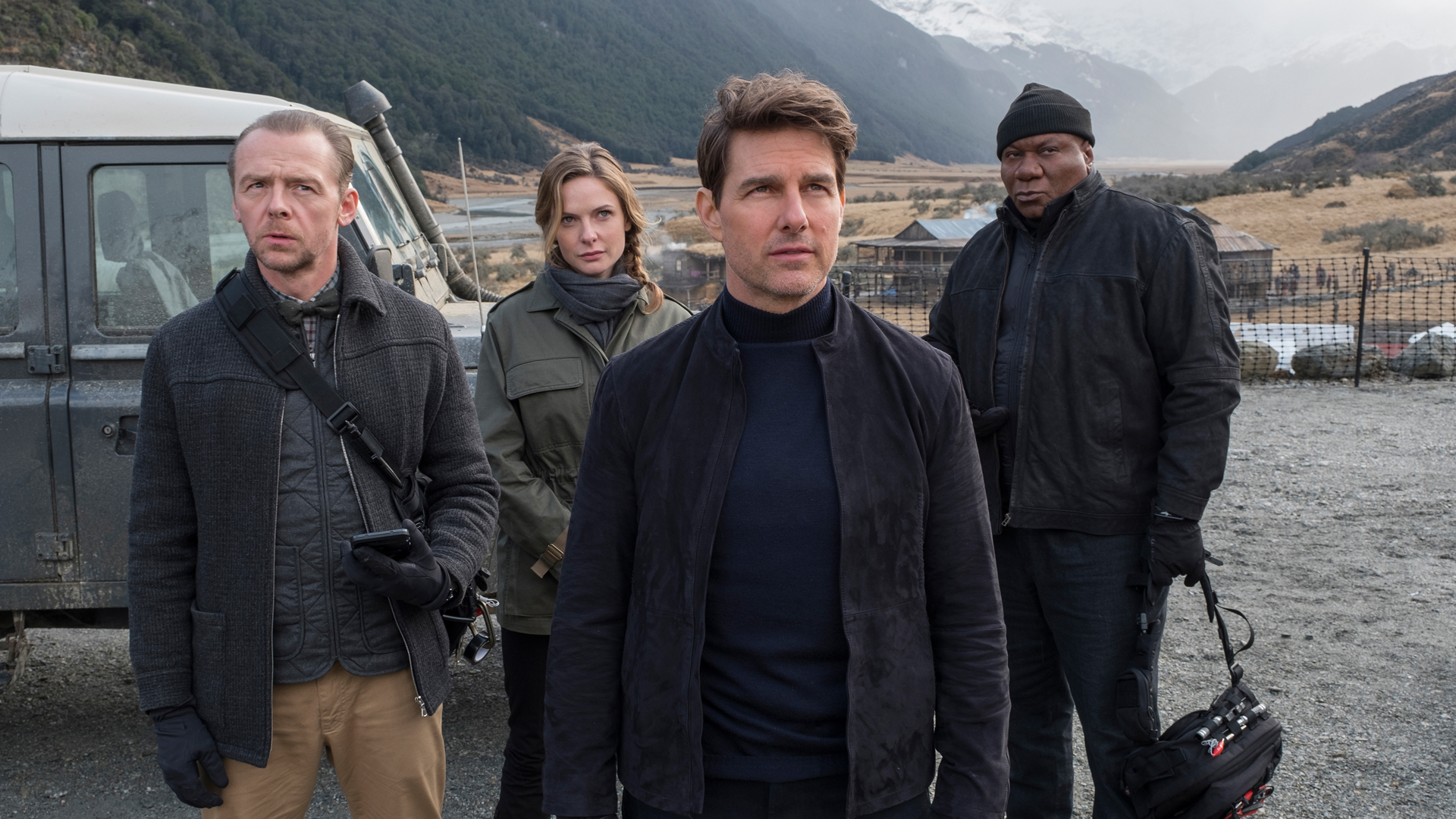 MISSION: IMPOSSIBLE – FALLOUT: Ethan Hunt (Tom Cruise) steht mit seinem Team vor einer Berglandschaft.