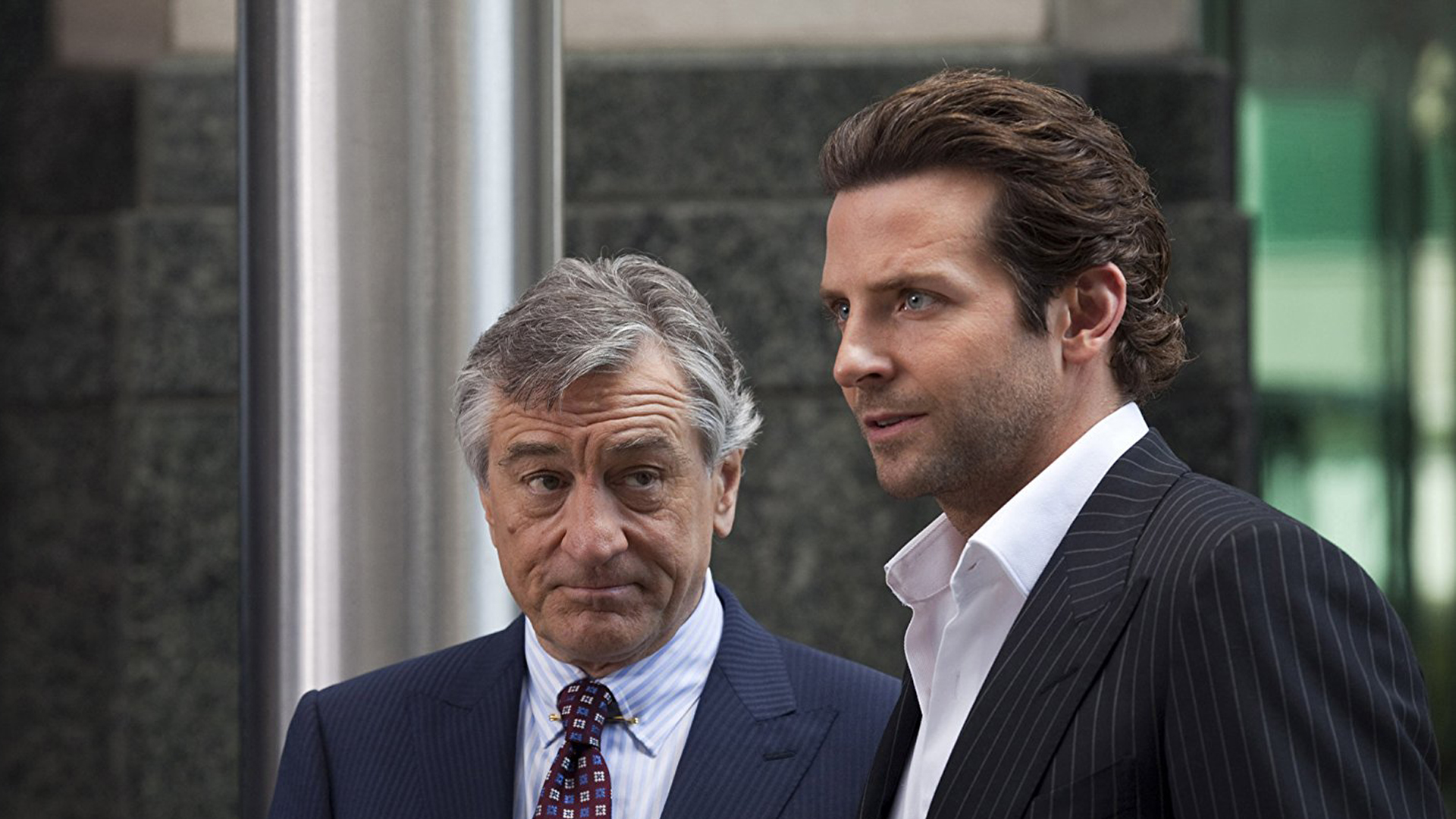 OHNE LIMIT: Robert De Niro und Bradley Cooper stehen nebeneinander und tragen beide einen Anzug.