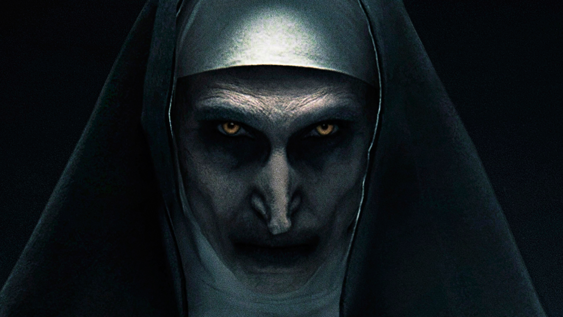 eine gruselige nonne steht vor einem schwarzen hintergrund