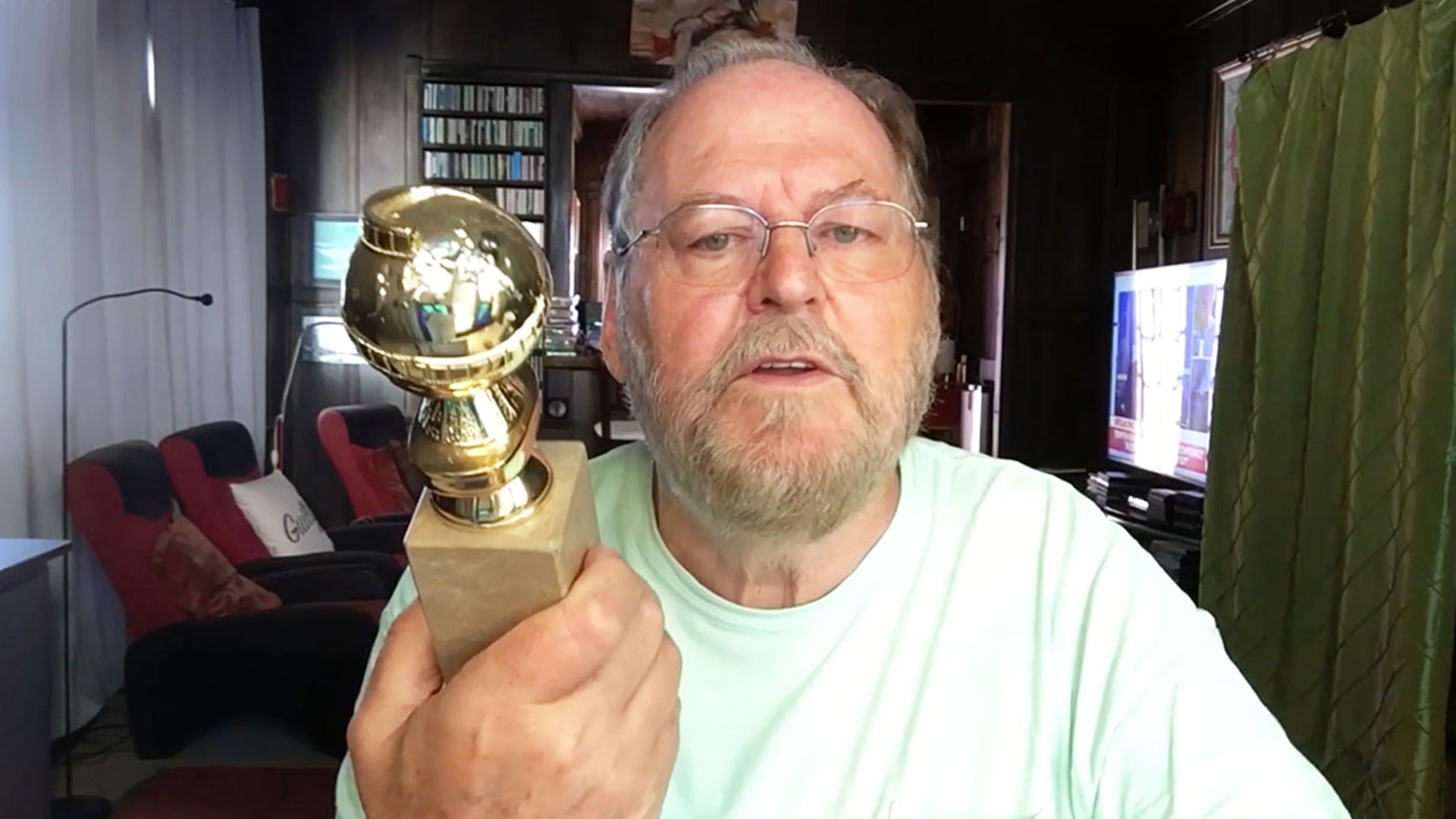 elmar mit einem golden globe