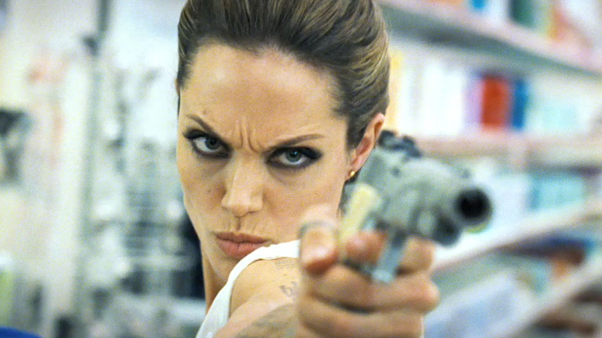 WANTED: Angelina Jolie mit einer Waffe