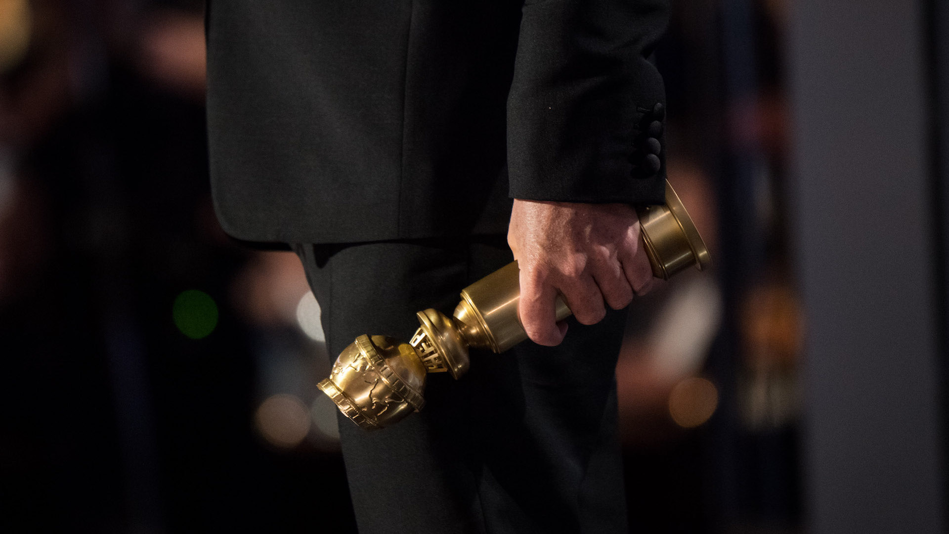 GOLDEN GLOBES 2019: Alfonso Cuarón hält eine Trophäe in der Hand.