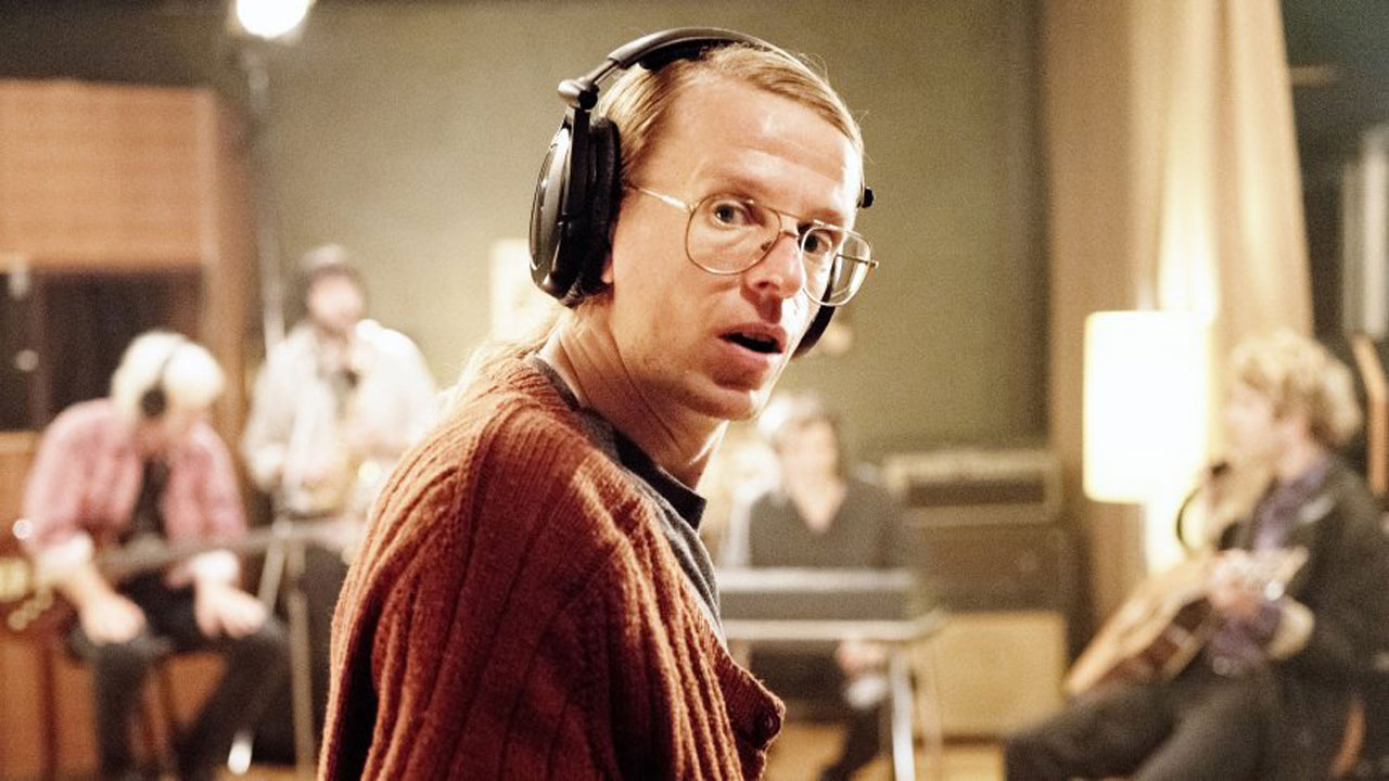 Szenenfoto aus GUNDERMANN: Alexander Scheer trägt als Gundermann eine Brille und einen Kopfhörer und schaut erschrocken in die Kamera.