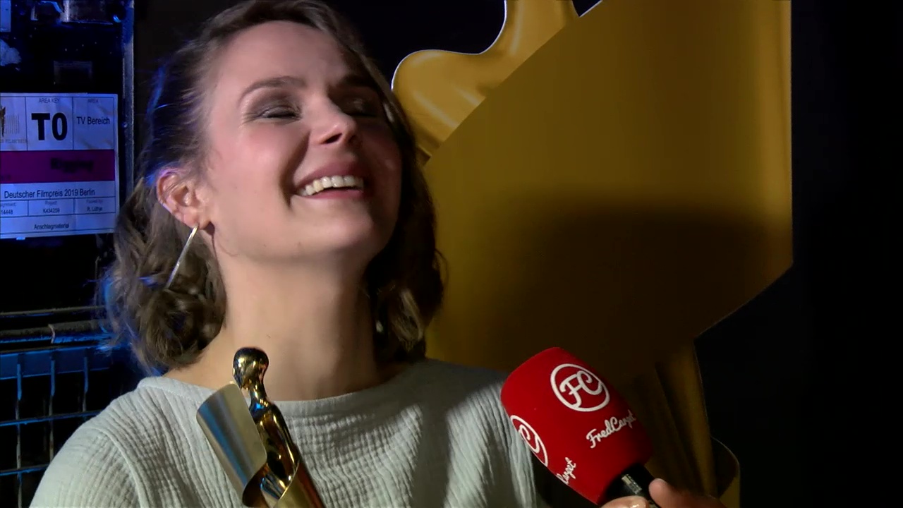 Deutscher Filmpreis 2019: Sandra Rieß führt hinter der Bühne ein Interview mit Luise Heyer, Gewinnerin in der Kategorie "Beste weibliche Nebenrolle" für ihre Arbeit in DAS SCHÖNSTE PAAR! Heyer strahlt.