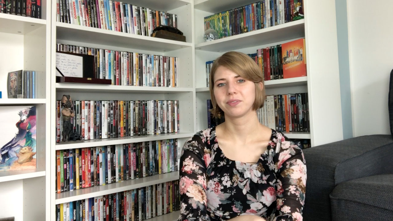 ES KAPITEL 2 und DIEGO MARADONA: Antje Wessels sitzt vor ihrem Filmregal und präsentiert euch ihre Filmkritiken der Kinostarts vom 5.9.2019