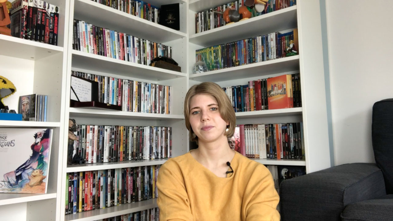 GUT GEGEN NORDWIND: Antje Wessels sitzt vor ihrem Filmregal und präsentiert euch ihre Filmkritiken der Kinostarts vom 12.9.2019