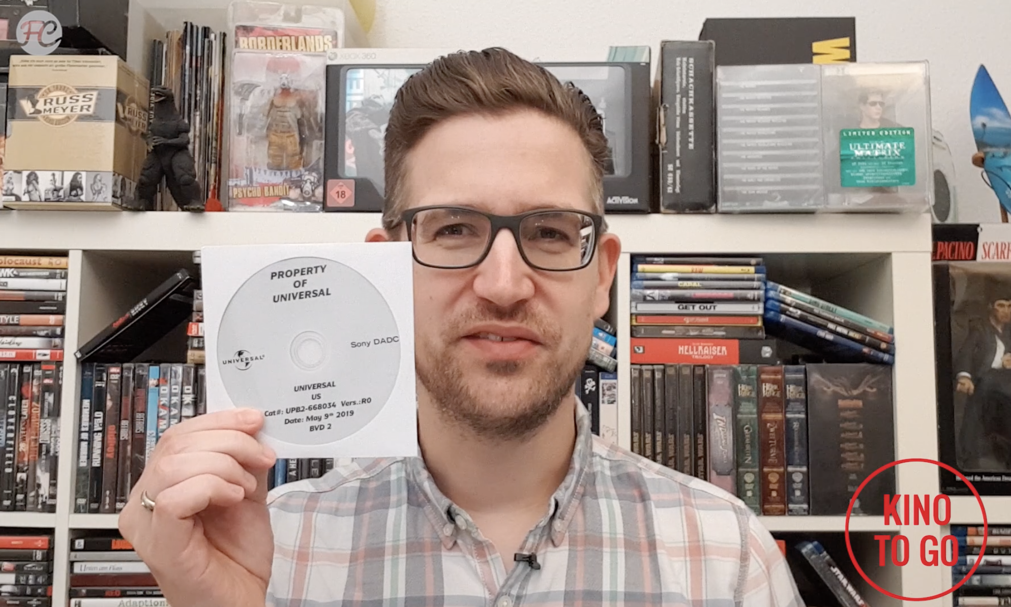 WIR (US): Daniel Schröckert steht vor seinem Filmregal und hält die Presse-Disc zu Jordan Peeles Horrorfilm hoch.